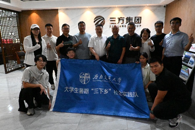 一群人站在台上AI 生成的内容可能不正确。