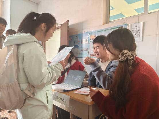 一群人在厨房里聊天 AI 生成的内容可能不正确。