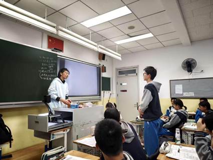 办公室的人 AI 生成的内容可能不正确。