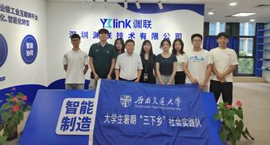 一群人站在室内 中度可信度描述已自动生成