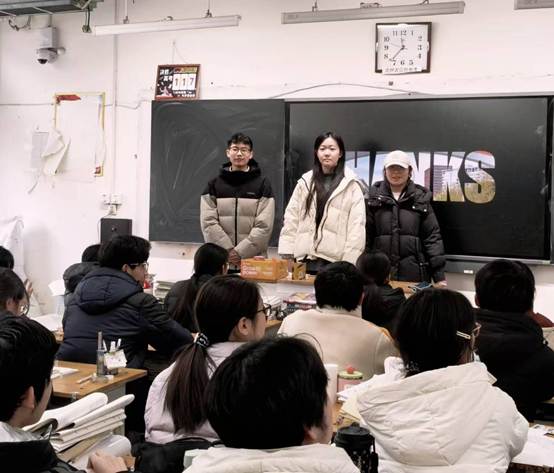 一群人在开会 AI 生成的内容可能不正确。