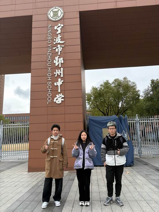 一群人站在建筑前拍照 AI 生成的内容可能不正确。