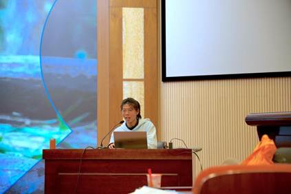 图片包含 室内, 桌子, 女人, 照片 AI 生成的内容可能不正确。